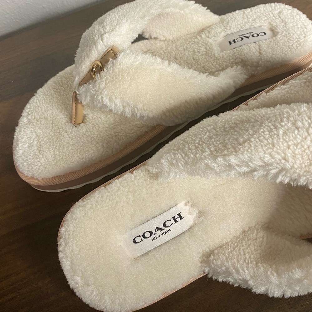 NWT COACH Teddy Plush Flip Flop Sandals Slippers - Picture 9 of 12